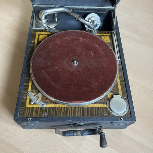 1920s Dulcetto Portable Gramophone Made in England - Image 3