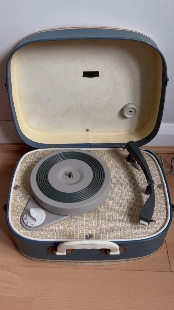 1950/60s Vintage Fidelity Portable Record Player Model HF22