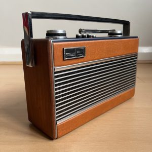 Roberts R24 Portable Transistor Radio 1983–86 MW LW UHF